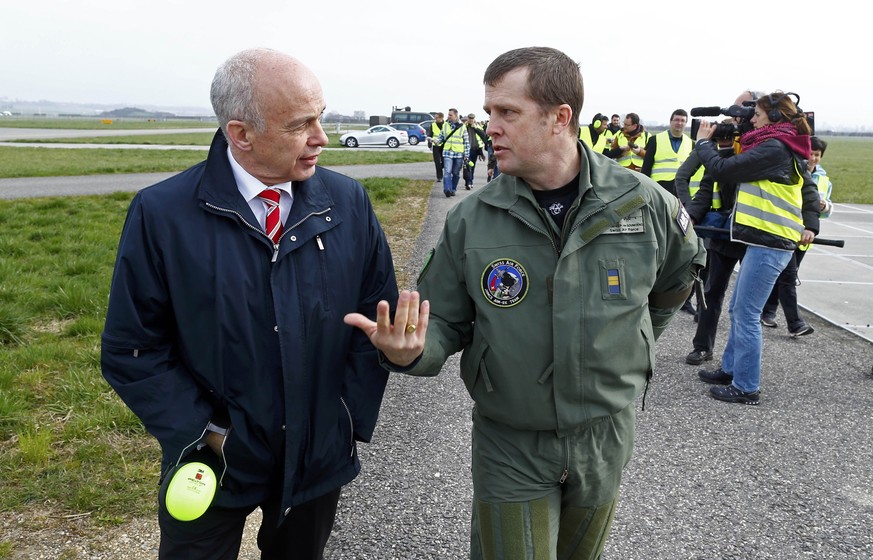 &nbsp;Ueli Maurer im Gespräch mit Luftwaffenpilot Pierre de Goumoens (R) in Payerne im März 2014.&nbsp;