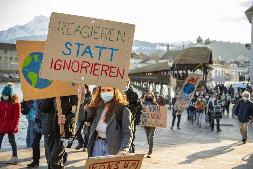 Rund 250 Personen protestieren mit einem Sitzstreik anlaesslich des Internationalen Klimastreik, am Freitag, 19. Maerz 2021, in der Stadt Luzern. (KEYSTONE/Urs Flueeler)