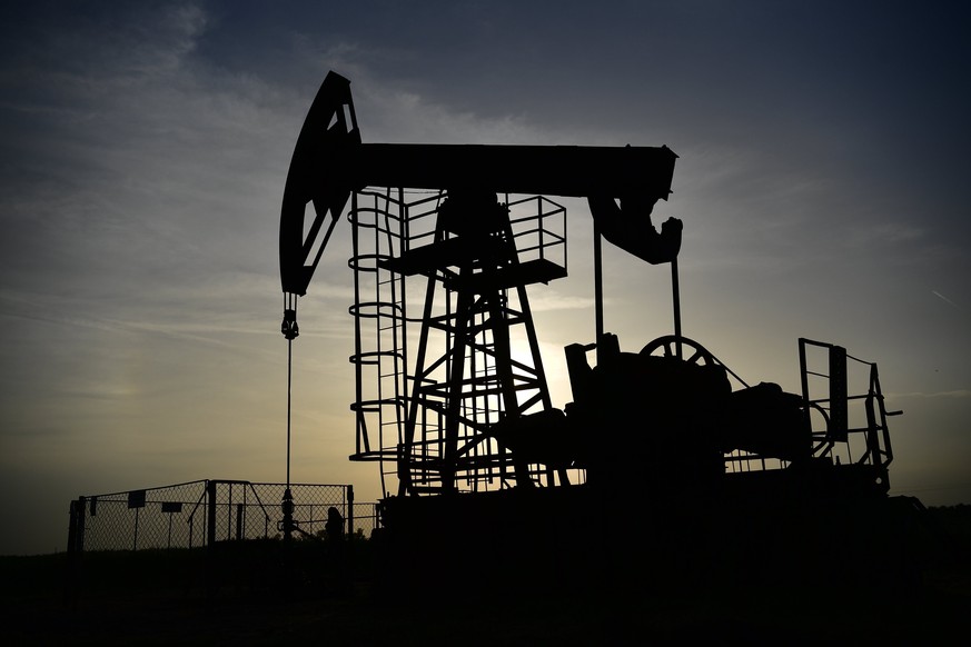 epa06702898 An oil well is seen near Oroshaza, 197 kms southeast of Budapest, Hungary, 30 April 2018. EPA/Zsolt Czegledi HUNGARY OUT