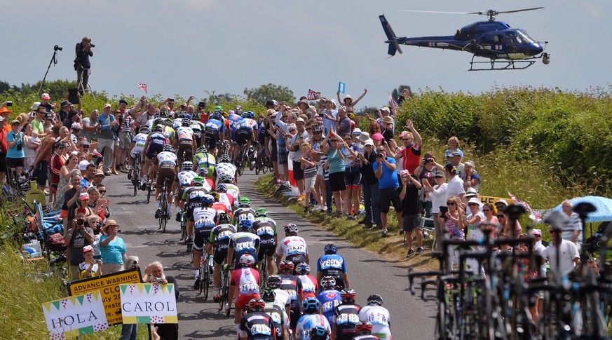 Im Fokus von Fans und Kameras: 198 Fahrer nehmen die Tour de France unter die Räder.