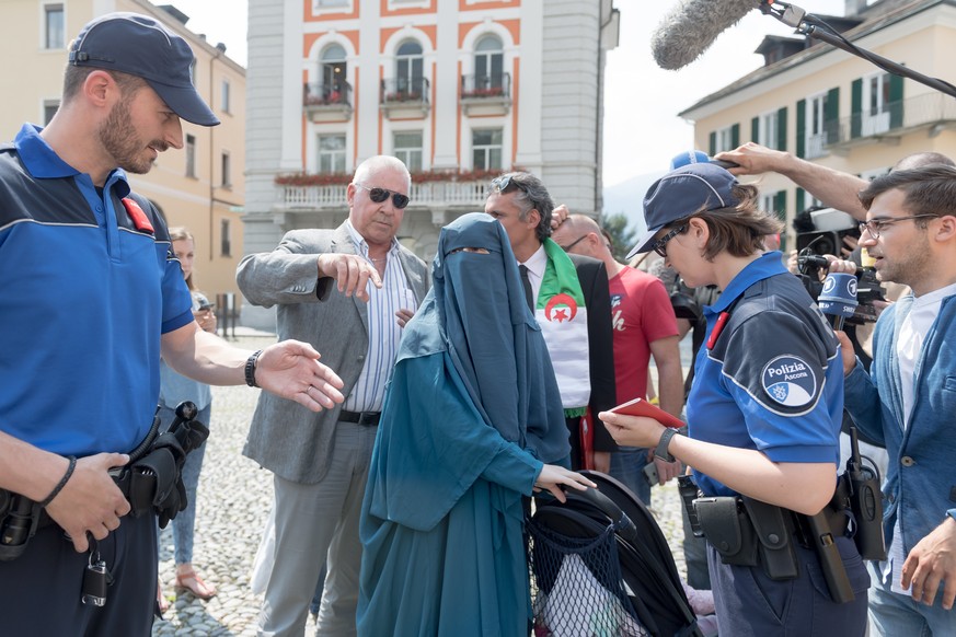 CAPTION CORRECTION: KORRIGIERT SACHVERHALT --- Die Polizei ermahnt Nora Illi, ihr Gesicht nicht zu verhuellen, am Freitag, 1. Juli 2016, in Locarno. Heute tritt im Tessin das sogenannte Anti-Burka-Ges ...