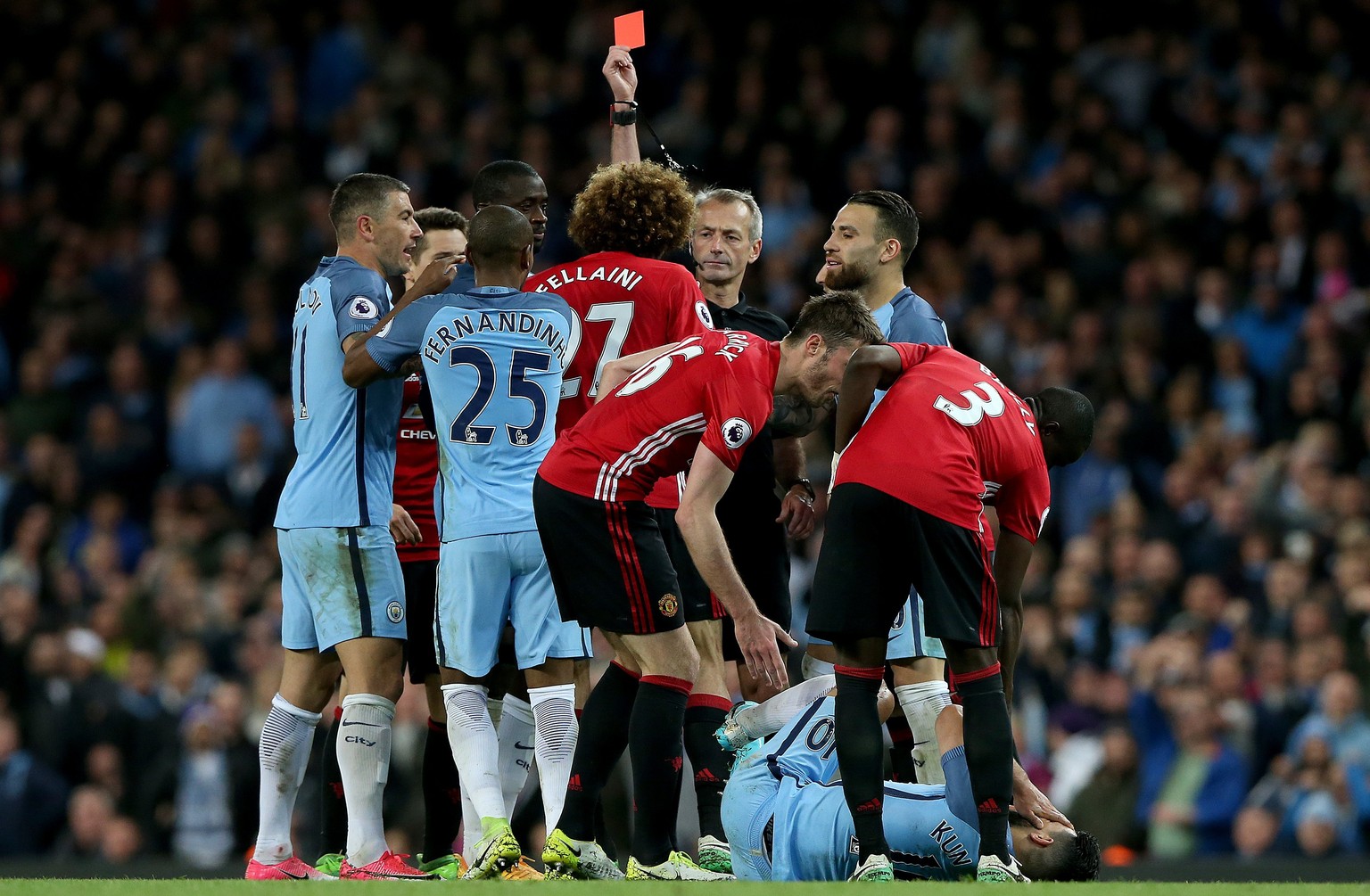 epa05931789 Manchester United&#039;s Marouane Fellaini (C) is sent off for a head butt on Manchester City&#039;s Sergio Aguero during the English Premier League soccer match between Manchester City an ...