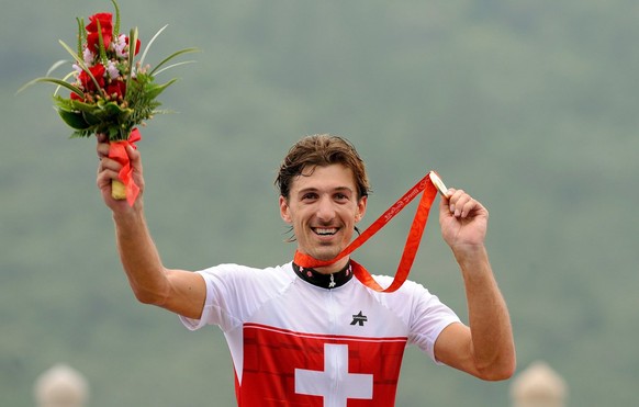 epa01443667 Gold medal winner Fabian Cancellara of Switzerland shows his medal after the Men&#039;s Individual Cycling Time Trial in the Beijing 2008 Olympic Games, Beijing, China, 13 August 2008. EPA ...