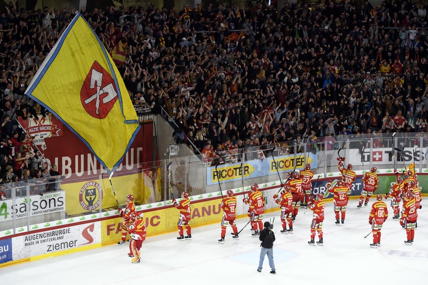 EHC Biel Spieler und Fans jubeln nach dem Sieg (3-2), beim Eishockey Meisterschaftsspiel der National League zwischen dem EHC Biel und den SC Bern, am Freitag, 25. Oktober 2019, in der Tissot Arena in ...