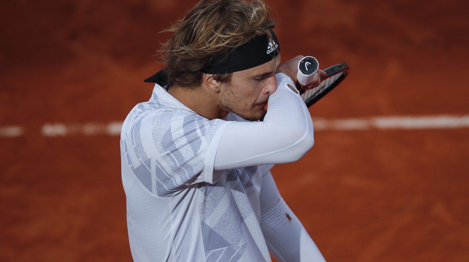 Germany&#039;s Alexander Zverev leaves after losing the fourth round match of the French Open tennis tournament against Italy&#039;s Jannik Sinner at the Roland Garros stadium in Paris, France, Sunday ...
