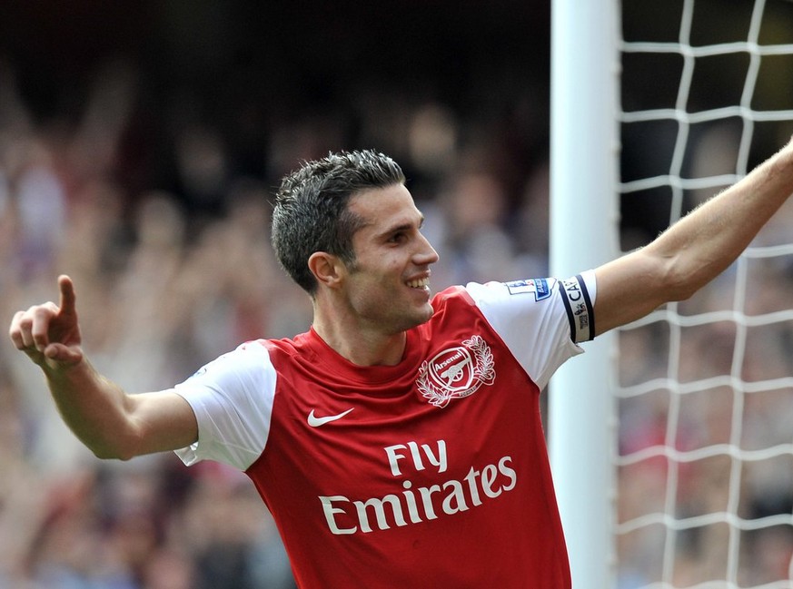 epa02932712 Arsenal&#039;s Robin Van Persie celebrates after scoring his second goal against Bolton during the English Premier League soccer match between Arsenal and Bolton at the Emirates Stadium in ...