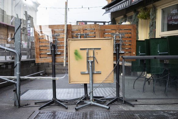 Hochgeklappte Tische stehen vor dem geschlossenen Restaurant &quot;Les Pyrenees&quot;, am Donnerstag, 24. Dezember 2020, in Bern. (KEYSTONE/Peter Klaunzer)