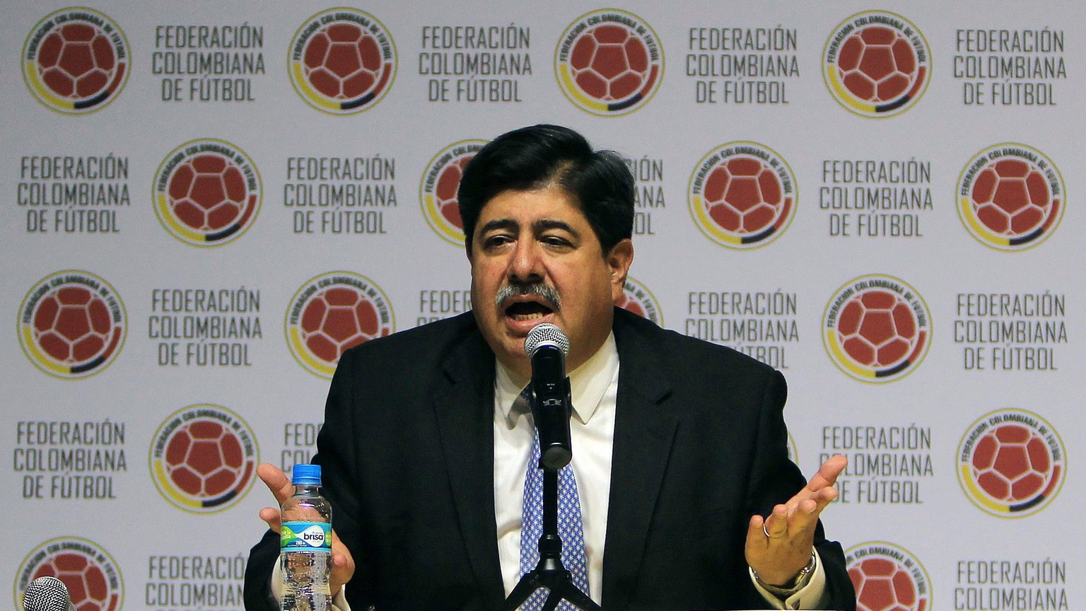 epa04779508 President of the Colombian Soccer Federation (FCF), Luis Bedoya, holds a press conference in Bogota, Colombia, 01 June 2015. Bedoya said that the organisation&#039;s accounts and those bel ...