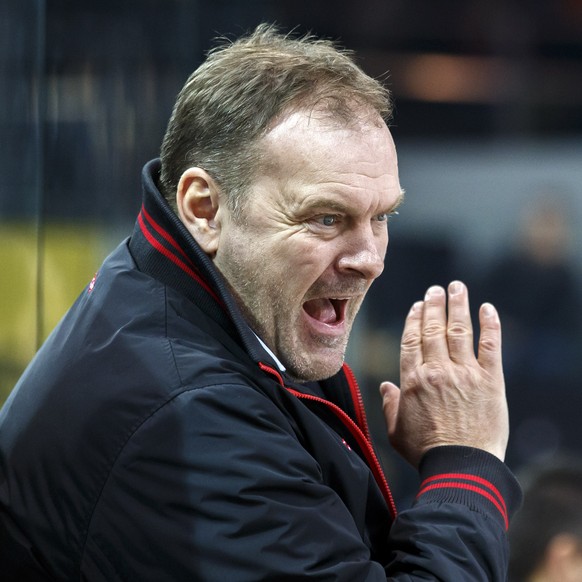 Tigers&#039; Head coach Heinz Ehlers shouts against his players, during a National League regular season game of the Swiss Championship between Geneve-Servette HC and SCL Tigers, at the ice stadium Le ...