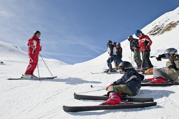 Ski instructor and ski pupils of Swiss Snow Sport School Muerren-Schilthorn AG during a skiing lesson on a slope in the Muerren-Schilthorn ski area in the canton of Berne, Switzerland, pictured on Mar ...