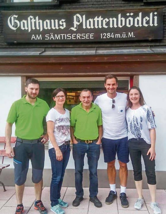 Roger Federer beim Gasthaus Plattenbödeli am Sämtisersee.