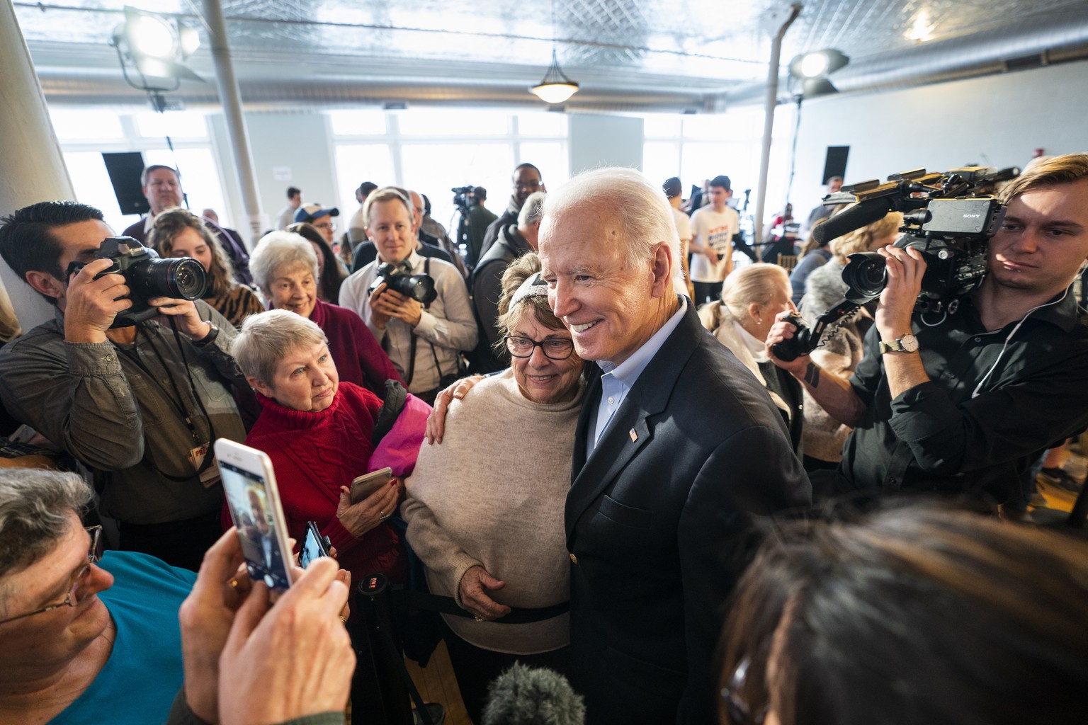 epa08182659 Former US Vice President Joe Biden campaigns to be the 2020 Democratic presidential nominee at the LOFT in Burlington, Iowa, USA, 31 January 2020. The first-in-the-nation Iowa caucuses are ...