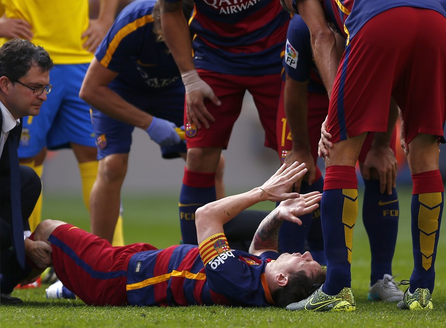 Das Bild, das Barcelona-Spielern und -Fans so weh tut: Lionel Messi verletzt am Boden.