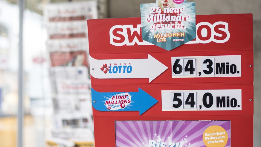 Blick auf ein Plakat mit dem aktuellen Swiss Lotto Gewinn von 64.3 Millionen Franken, aufgenommen am Mittwoch 14. Dezember 2016, in Brugg. (KEYSTONE/Ennio Leanza)