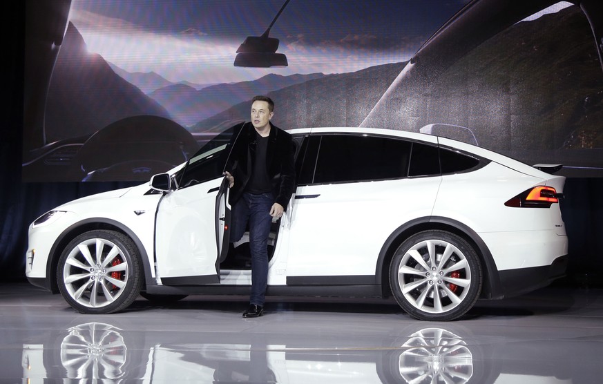 FILE - In this Sept. 29, 2015 file photo, Elon Musk, CEO of Tesla Motors Inc., introduces the Model X car at the company&#039;s headquarters in Fremont, Calif. A Tesla in Autopilot mode can drive itse ...