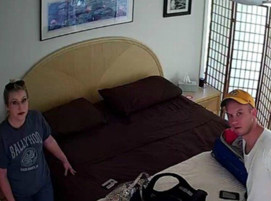 Derek Starnes und seine Frau entdecken im Schlafzimmer der Airbnb-Wohnung eine versteckte Kamera.