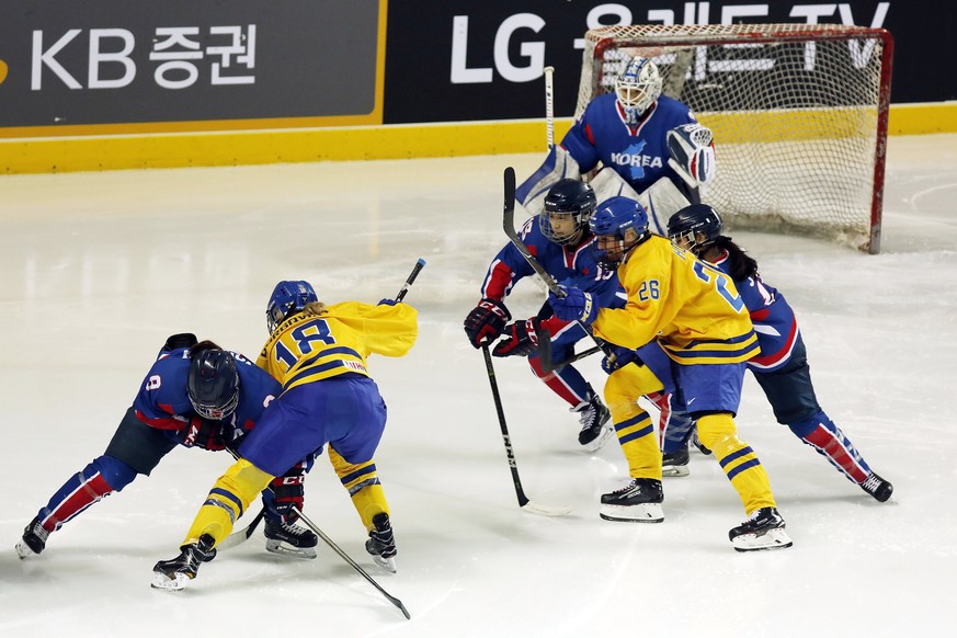 epa06495562 Athletes of Korea (blue) and Sweden (yellow) vie for the puck during the Women&#039;s Ice Hockey friendly match Korea vs Sweden at Seonhak International Ice Rink in Incheon, South Korea, 0 ...