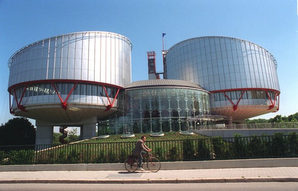 Blick auf die Eingangsfassade des neuen Europaeischen Gerichtshofs fuer Menschenrechte (EGMR), der am 29. Juni 1995 offiziell eingeweiht wurde.Die Zustaendigkeit des EGMR erstreckt sich auf Faelle im  ...