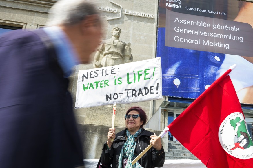 epa06664118 Members of &#039;Multiwatch&#039; association protest outside the general meeting of the world&#039;s biggest food and beverage company, Nestle Group, in Lausanne, Switzerland, 12 April 20 ...