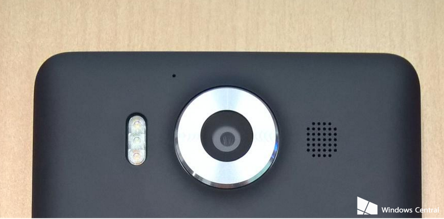 Beide Lumias kommen mit einer 20-Megapixel-Kamera. Gut zu sehen ist der Dreifach-Blitz.