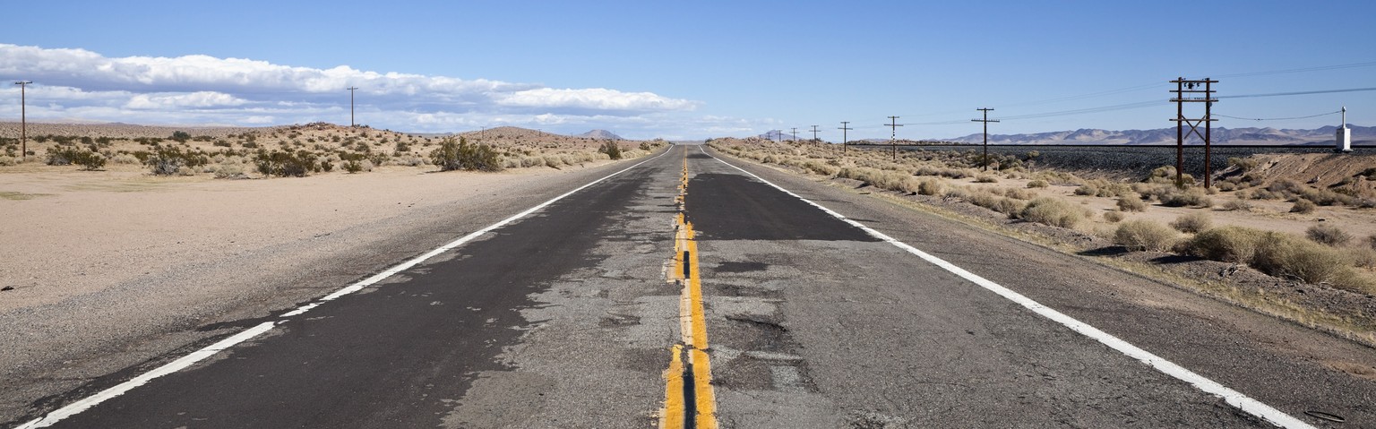 Eine kalifornische Strasse in der Mojave-Wüste – ein Flickenteppich.