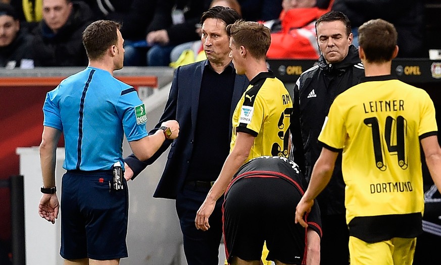 Schiedsrichter Felix Zwayer und Leverkusens Trainer Roger Schmidt: Da sprachen sie noch direkt miteinander, danach nur noch via «Anwalt» und Captain Stefan Kiessling.