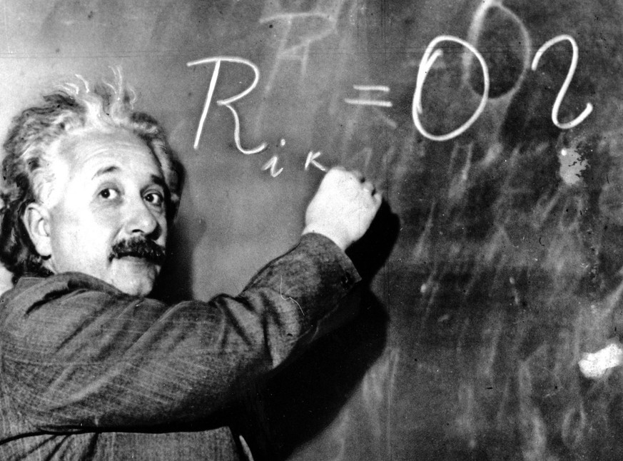 Albert Einstein schreibt am 14. Januar 1931 eine Gleichung fuer die Dichte der Milchstrasse an eine Tafel des Carnegie-Instituts in kalifornischen Pasadena. (KEYSTONE/AP Photo/Str) === === [Croped ver ...