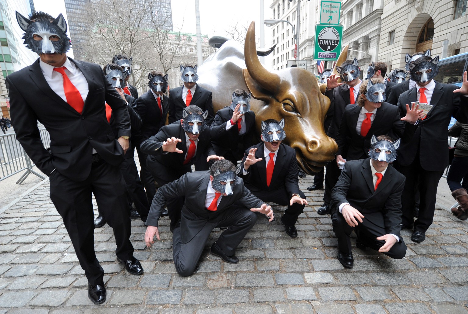 Wahrzeichen des Kapitalismus: Der Bulle an der Wall Street – hier mit Demonstranten.