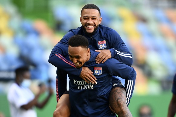 Lyon&#039;s Memphis Depay is carried by a teammate during a training session at the Jose Alvalade stadium in Lisbon, Friday Aug. 14, 2020. Lyon will play Manchester City in a Champions League quarterf ...