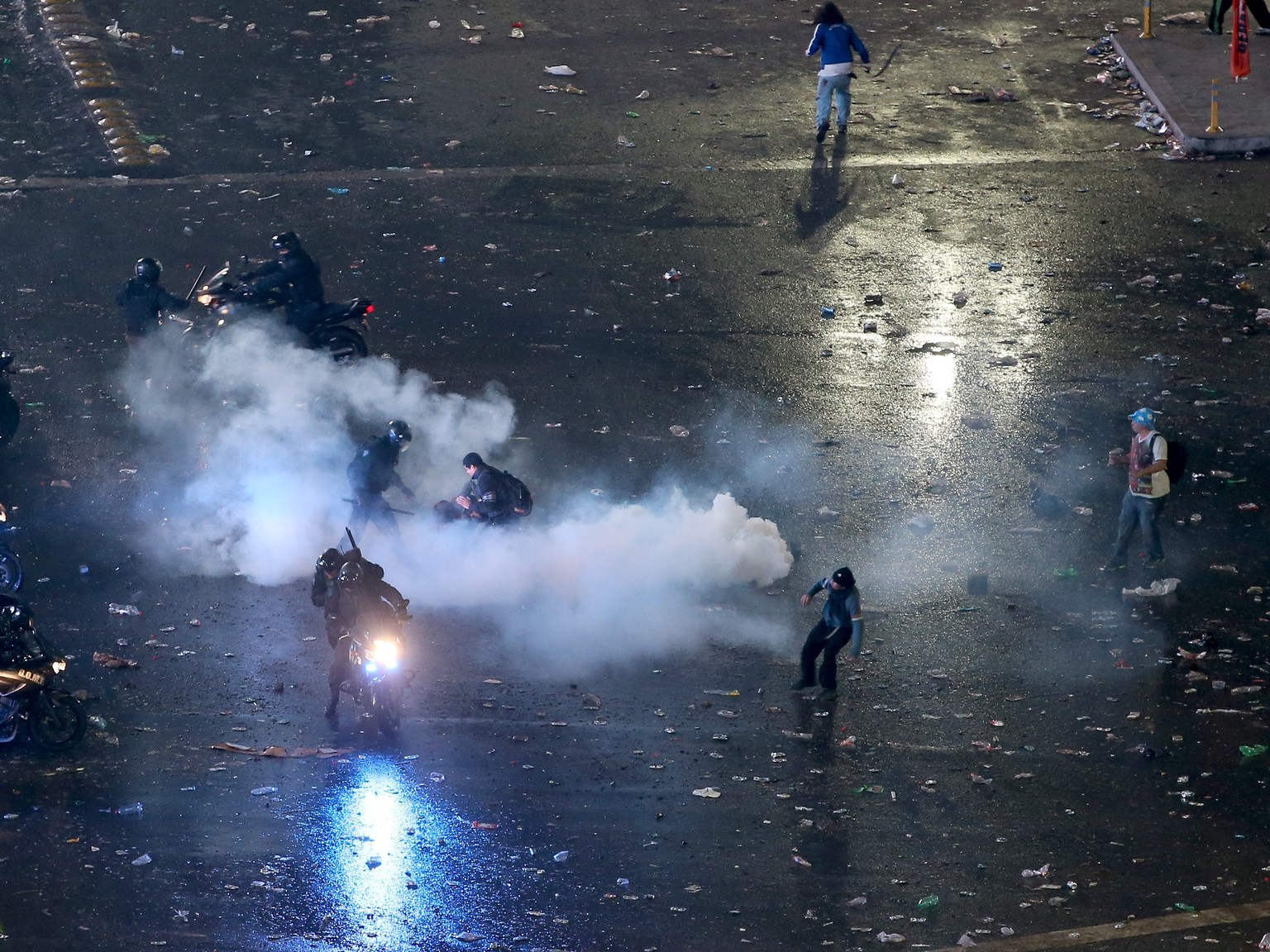 Mit Tränengas versucht die Polizei die Randale zu stoppen.