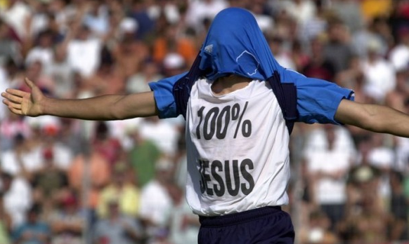 Drei Viertel der brasilianischen Bevölkerung sind laut&nbsp;Statistik&nbsp;katholisch. Deshalb wäre es ein leichtes Spiel, sich mit Jesus-T-Shirts beim Heimpublikum einzuschmeicheln. Zu leicht und des ...