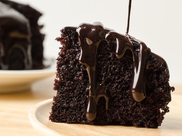 Schokoladenkuchen
https://www.shutterstock.com/de/image-photo/pouring-chocolate-sauce-on-piece-cake-389641831?src=z7XN8WQdfcDZqkWYKFNhHw-1-8