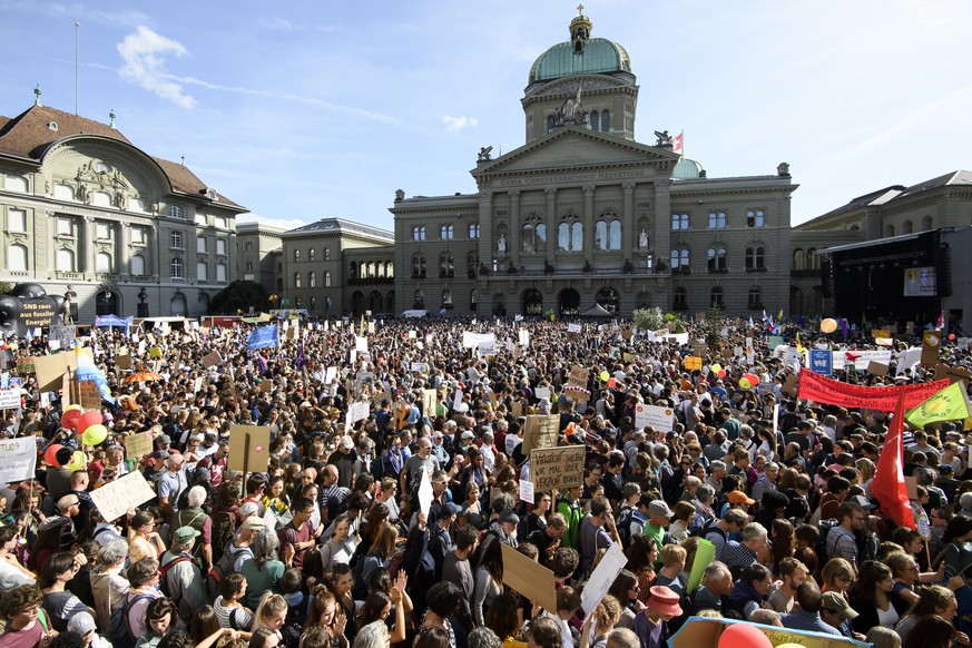 People demonstrate during a &quot; National Climate strike &quot; demonstration to protest a lack of climate awareness front of Swiss Parliament, in Bern, Switzerland, Saturday, September 28, 2019. (K ...