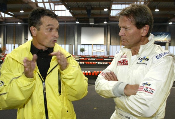 Die beiden Ex-Motorsportprofis, Rolf Biland, Seitenwagen Weltmeister, links, und Formel Eins Pilot Marc Surer, rechts, unterhalten sich am Samstag, 2. November 2002, am ersten Handicapped Day in Bonad ...