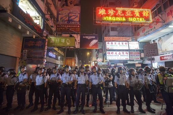 Polizisten in Bereitschaft in Mong Kok