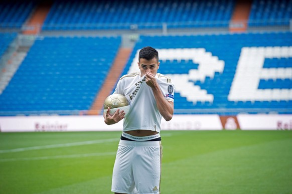 epa08225952 Brazilian Reinier Jesus Carvalho poses for photographers at Santiago Bernabeu stadium during his presentation as a new player of Real Madrid, in Madrid, Spain, 18 February 2020. EPA/Luca P ...