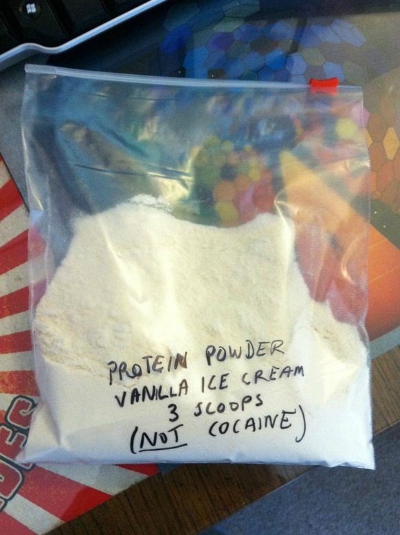 «Protein-Pulver. Vanille-Eis. 3 Schöpflöffel. (NICHT Kokain)».