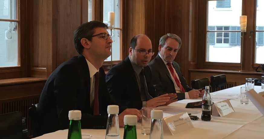 Severin Pflüger (FDP), Mauro Tuena (SVP) und Markus Hungerbühler (CVP) präsentieren den Rekurs gegen den Kauf der Gammelhäuser durch die Stadt Zürich.