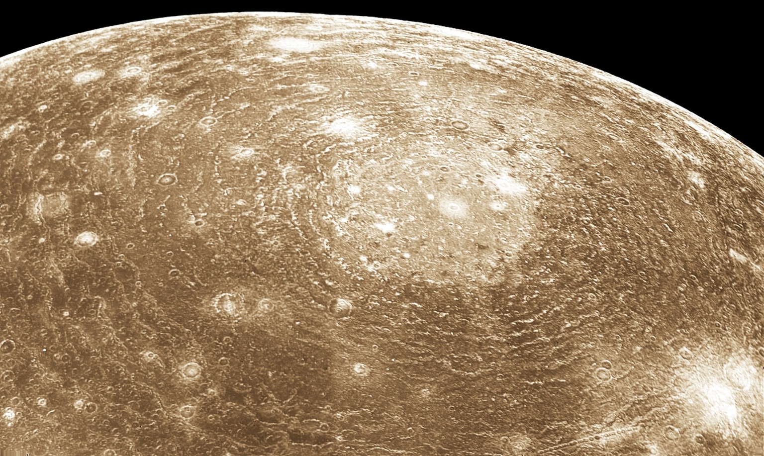 Voyager 1 fotografierte die Kraterlandschaft auf Kallisto.