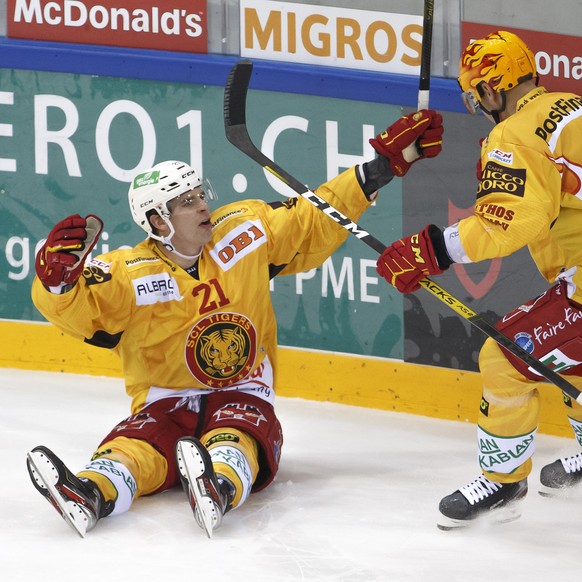 Tiger&#039;s forward Raphael Kuonen, left, celebrates his goal with teammate forward Harri Pesonen, of Finland, right, after scoring the2:1, during a National League regular season game of the Swiss C ...