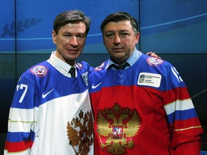 Slawa Bykow (links) und Andrei Chomutow posieren im Trikot der «Sbornaja», für die sie jahrelang magistral Regie führten bzw. Tore am Fliessband schossen.
