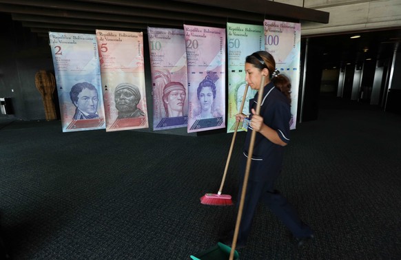 Musternoten von Venezuelas Währung hängen in der Zentralbank in Caracas.