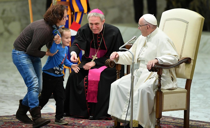 epa07194355 A child comes closer to Pope Francis (R) as he leads the weekly general audience in the Paul VI hall, in Vatican City, 28 November 2018. EPA/ETTORE FERRARI
