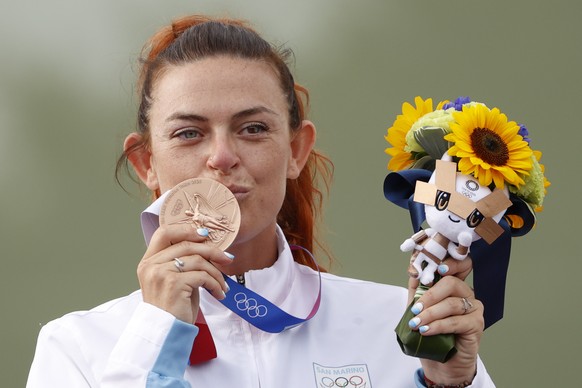 epa09376082 Bronze medalist Alessandra Perilli of San Marino celebrates on the podium after the Trap Women&#039;s Final of the Tokyo 2020 Olympic Games at the Camp Asaka in Nerima, Tokyo, Japan, 29 Ju ...