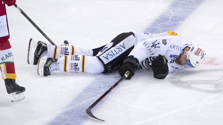 Luganos Linus Klasen liegt verletzt auf dem Eis, waehrend dem Meisterschaftsspiel der National League zwischen den SCL Tigers und dem HC Lugano, am Freutag, 12. Januar 2018, in der Ilfishalle in Langn ...