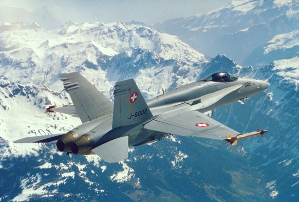 Wie dringend müssen die Flugzeuge ersetzt werden? F/A-18 über den Schweizer Alpen.