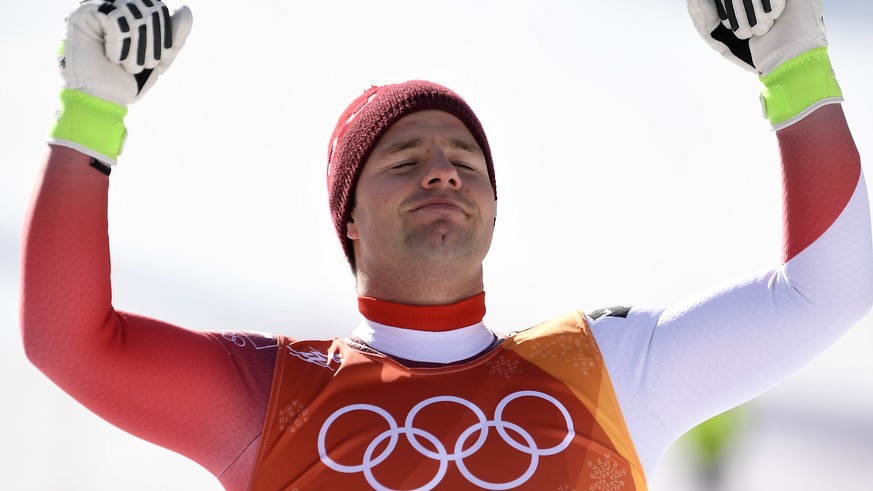 epa06526767 Bronze medal winner Beat Feuz of Switzerland poses during the venue ceremony of the Men&#039;s Downhill race at the Jeongseon Alpine Centre during the PyeongChang 2018 Olympic Games, South ...