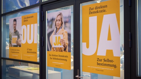Plakate fotografiert waehrend einer Medienkonferenz des Komitees &quot;Ja zur Selbstbestimmung&quot;, am Dienstag, 2. Oktober 2018 in Bern. (KEYSTONE/Anthony Anex)