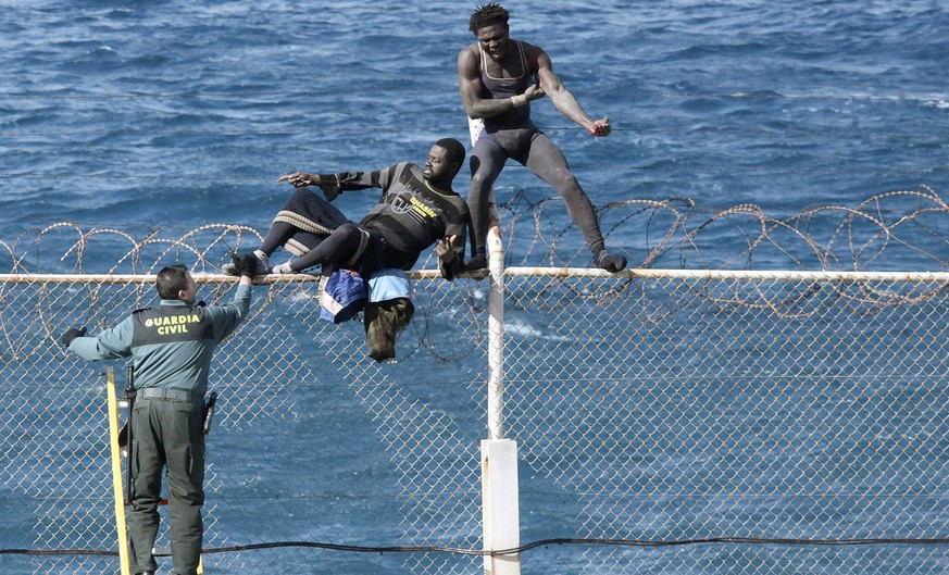 Migranten auf dem Grenzzaun von Ceuta (Archivbild).