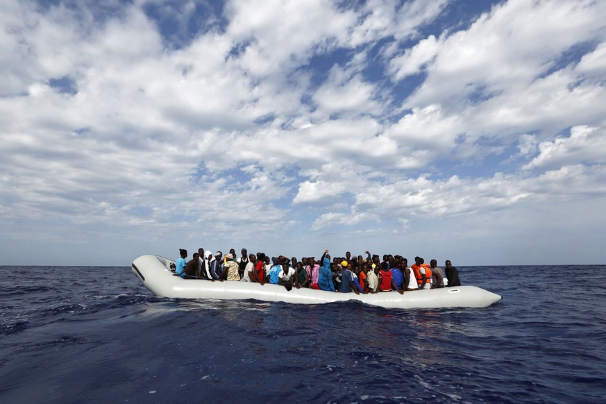 Ihr Schicksal hat die europäische Grenzschutzagentur Frontex doch noch zum Handeln bewegt: Bootsmigranten auf dem Mittelmeer.